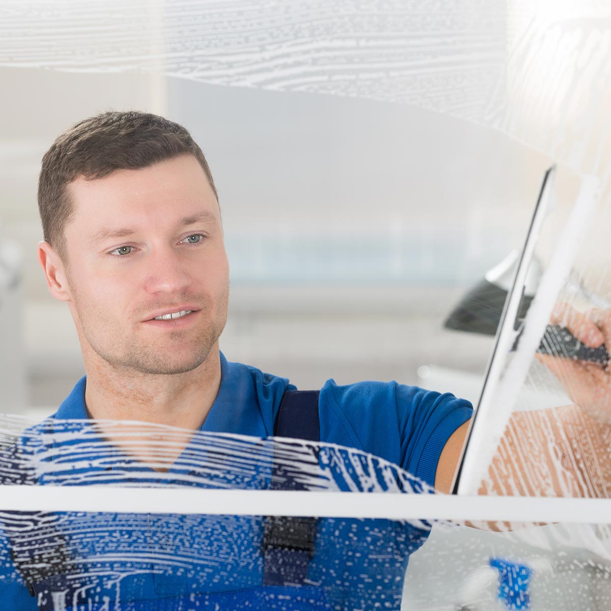 Fensterreinigung und Glasreinigung durch den zuverlässigen Fensterputzer Wismar.
